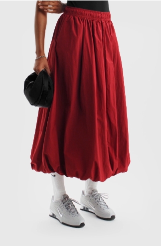 Street style: Red balloon skirt with sneakers