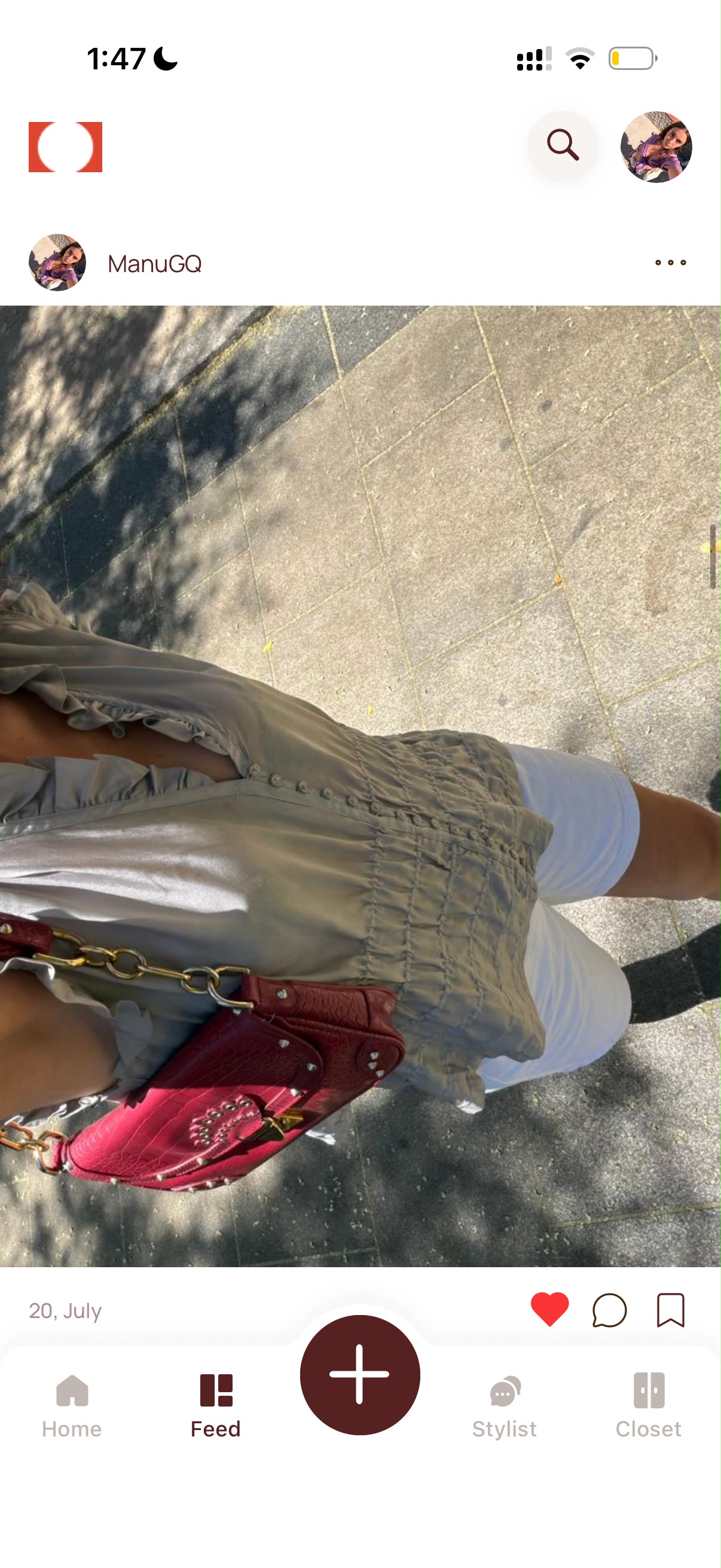 Una publicación en la comunidad de Portal: alguien fotografía su propio look desde arriba — top caqui con volantes, shorts blancos y un bolso rojo con tachuelas — con los botones de me gusta, comentar y guardar debajo.