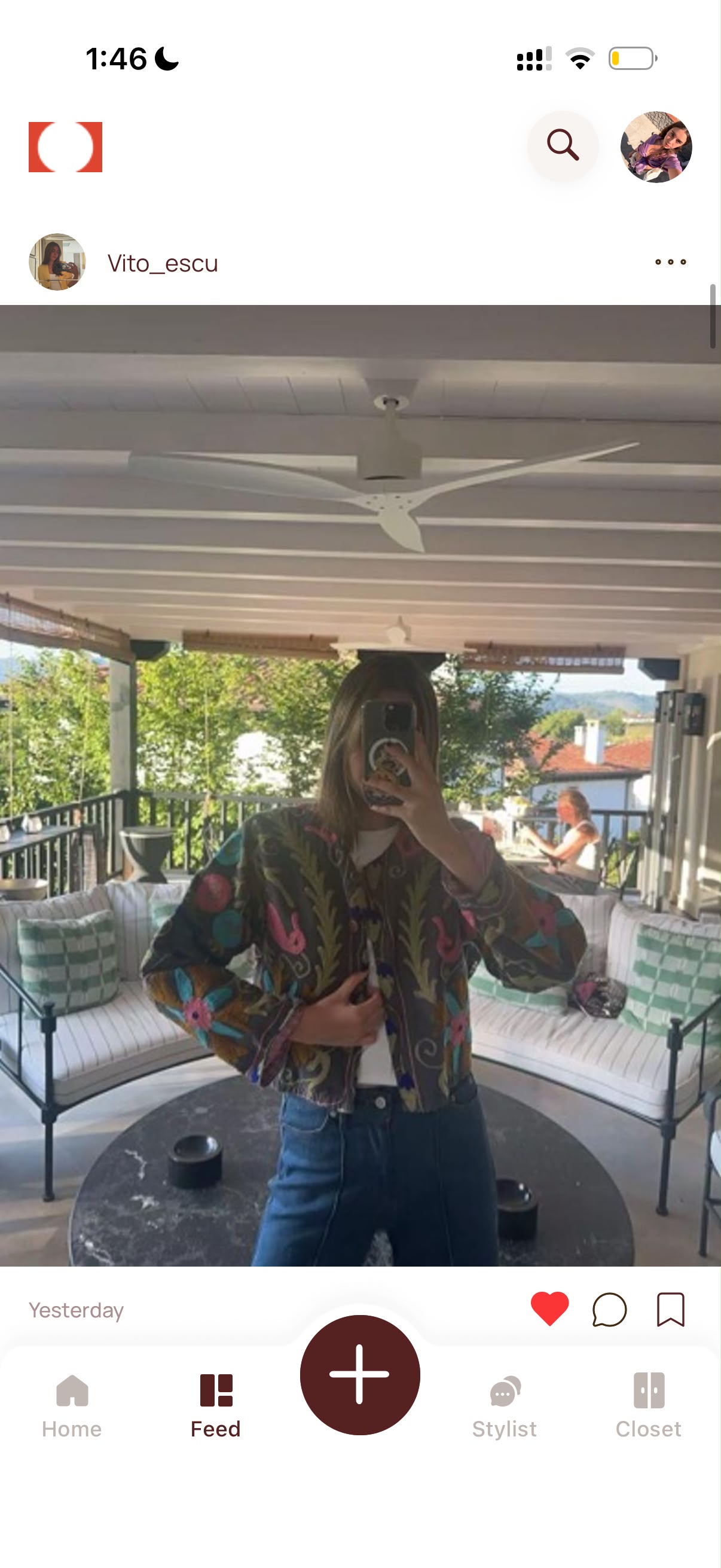 La siguiente publicación del feed: un selfie frente al espejo con una chaqueta bordada de flores y vaqueros, compartida ayer.