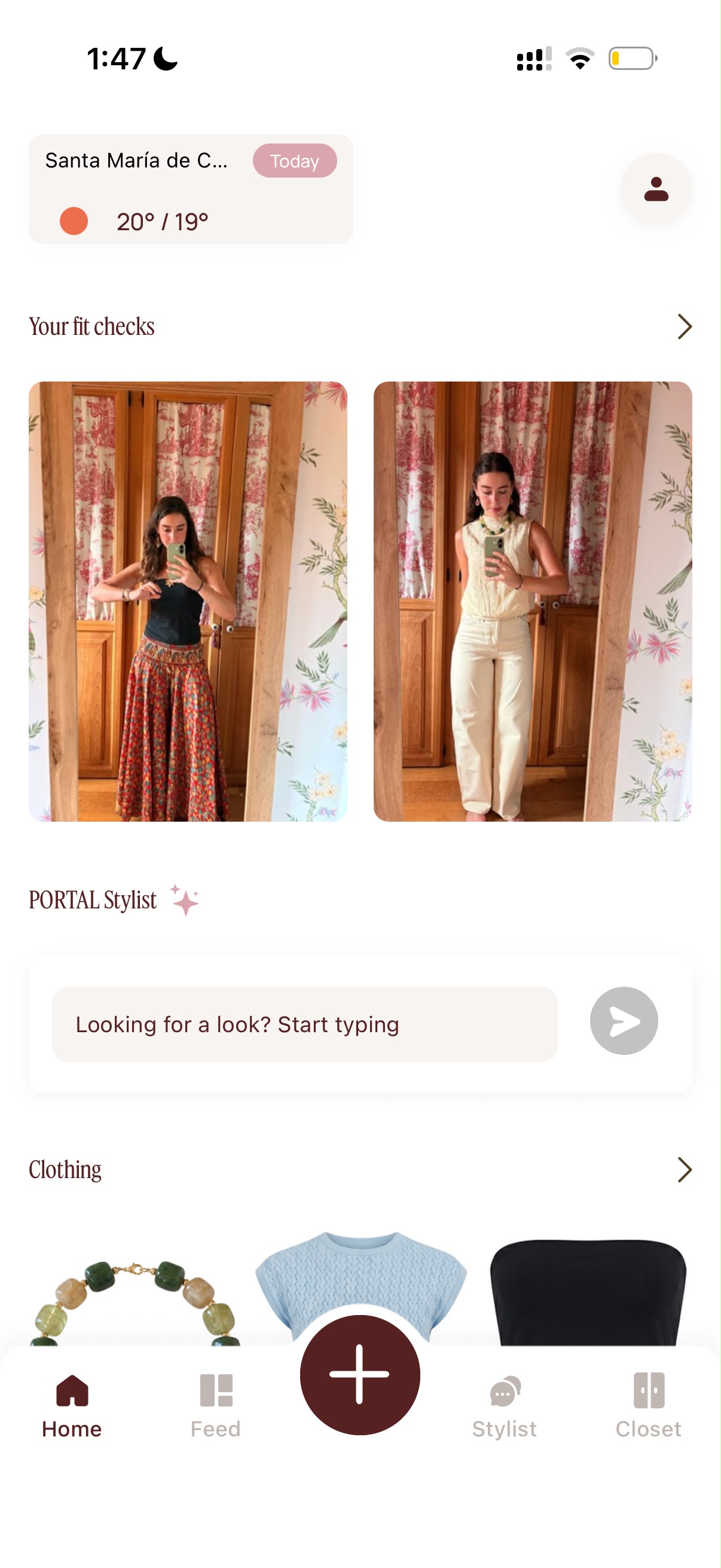 La pantalla de inicio de Portal con los fit checks guardados: dos selfies frente al espejo, el campo del Portal Stylist y una fila con la ropa del armario.